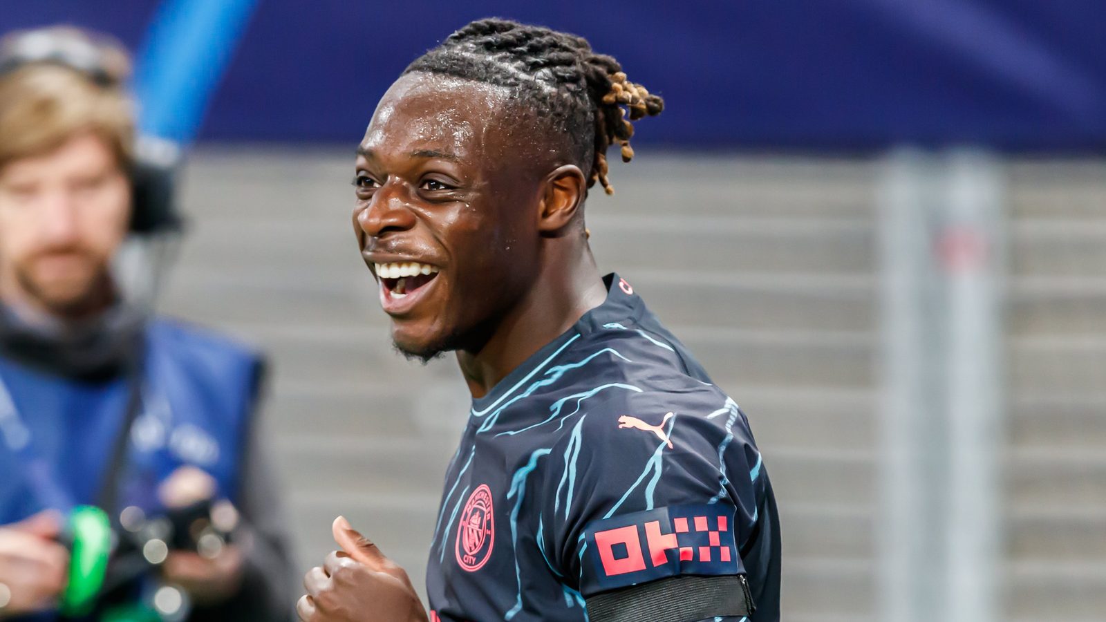 Jeremy Doku iloitsee maalia Manchester Cityn paidassa Mestarien liigan ottelussa RB Leipzigia vastaan lokakuussa 2023.
