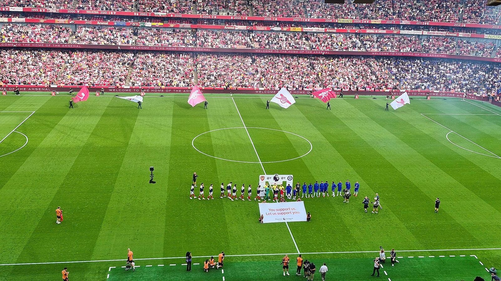 Arsenalin ja Chelsean pelaajat rivissä Arsenalin kotistadionin nurmella ennen ottelua