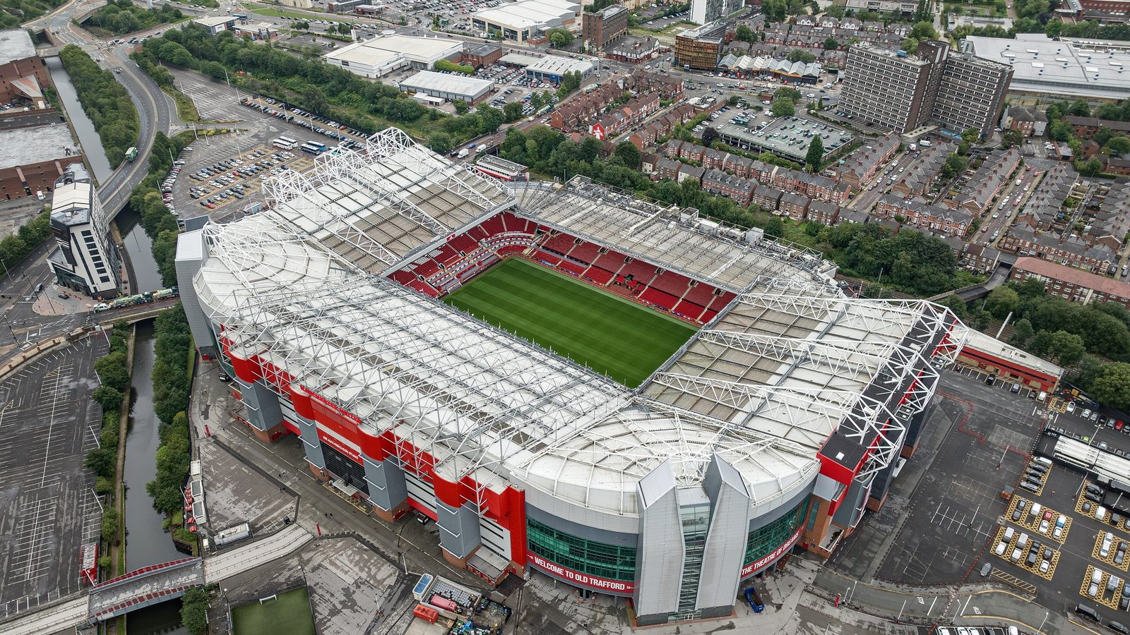 Ilmakuva Old Traffordin stadionista Manchesterissa, Manchester Unitedin kotikentältä.