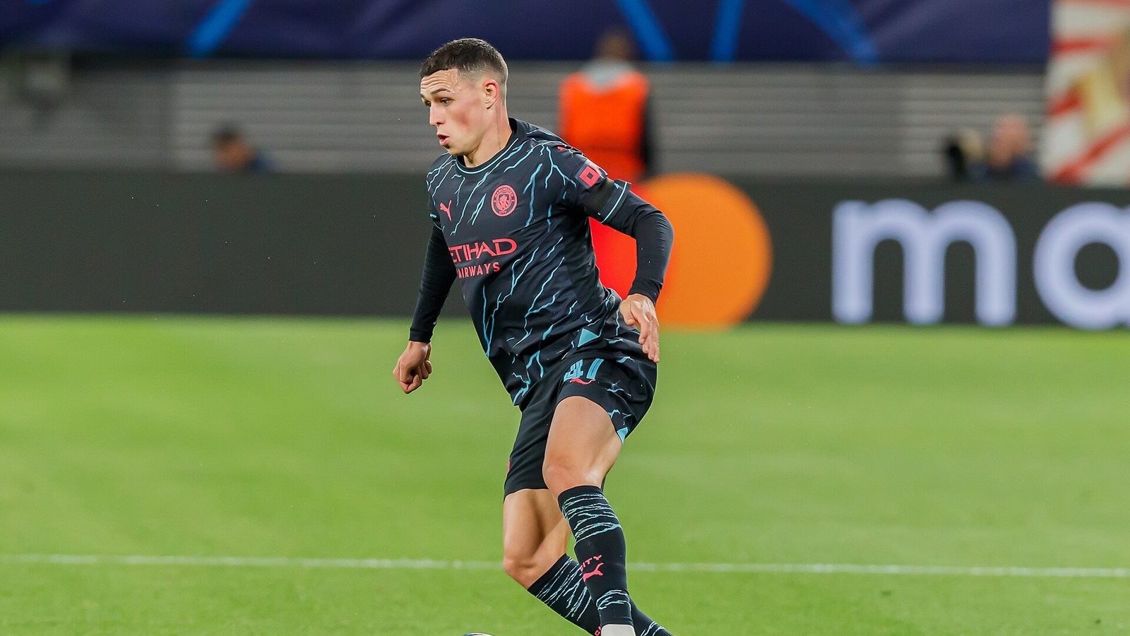 Man Cityn Phil Foden pallon kanssa Leipzigia vastaan