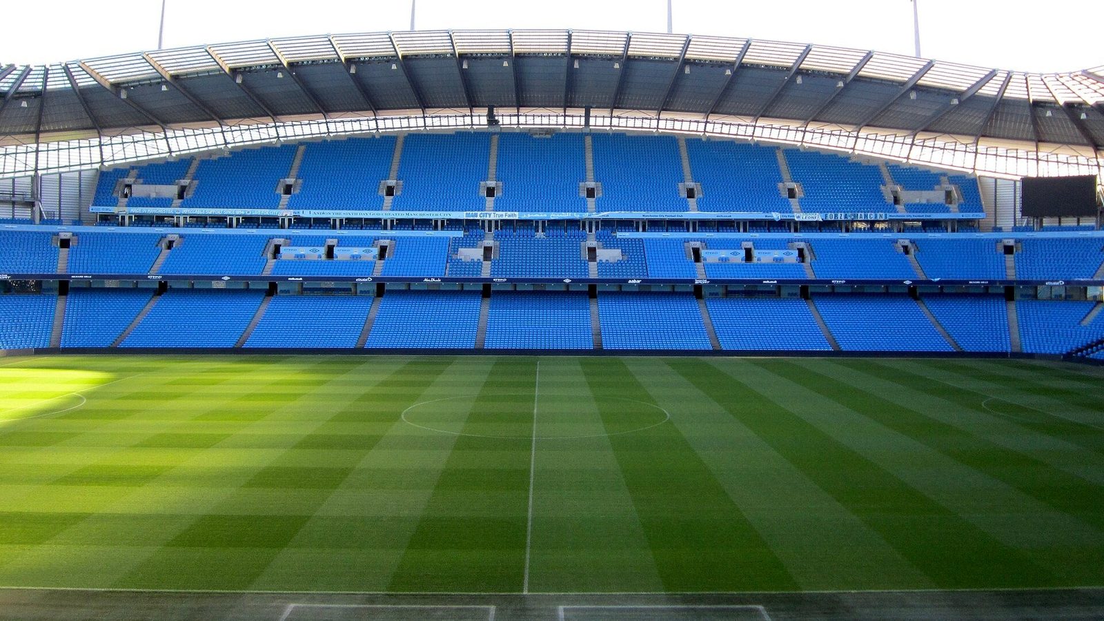 Etihad-stadionin katsomo ja kenttä