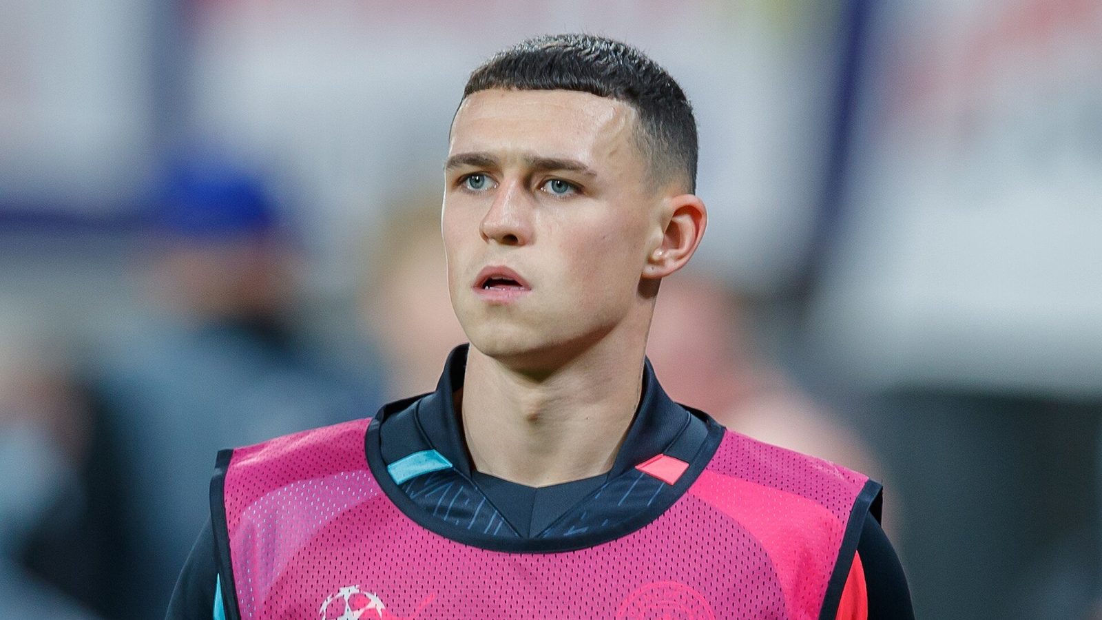 Phil Foden (Man City) lämmittelee ennen Mestarien liigan ottelua