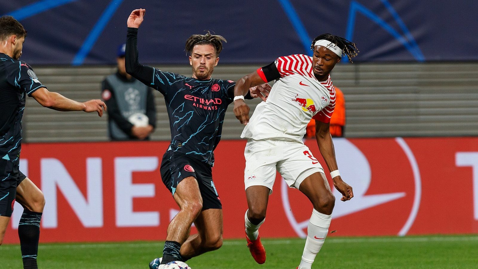 Jack Grealish (Man City) kamppailemassa Leipzigia vastaan