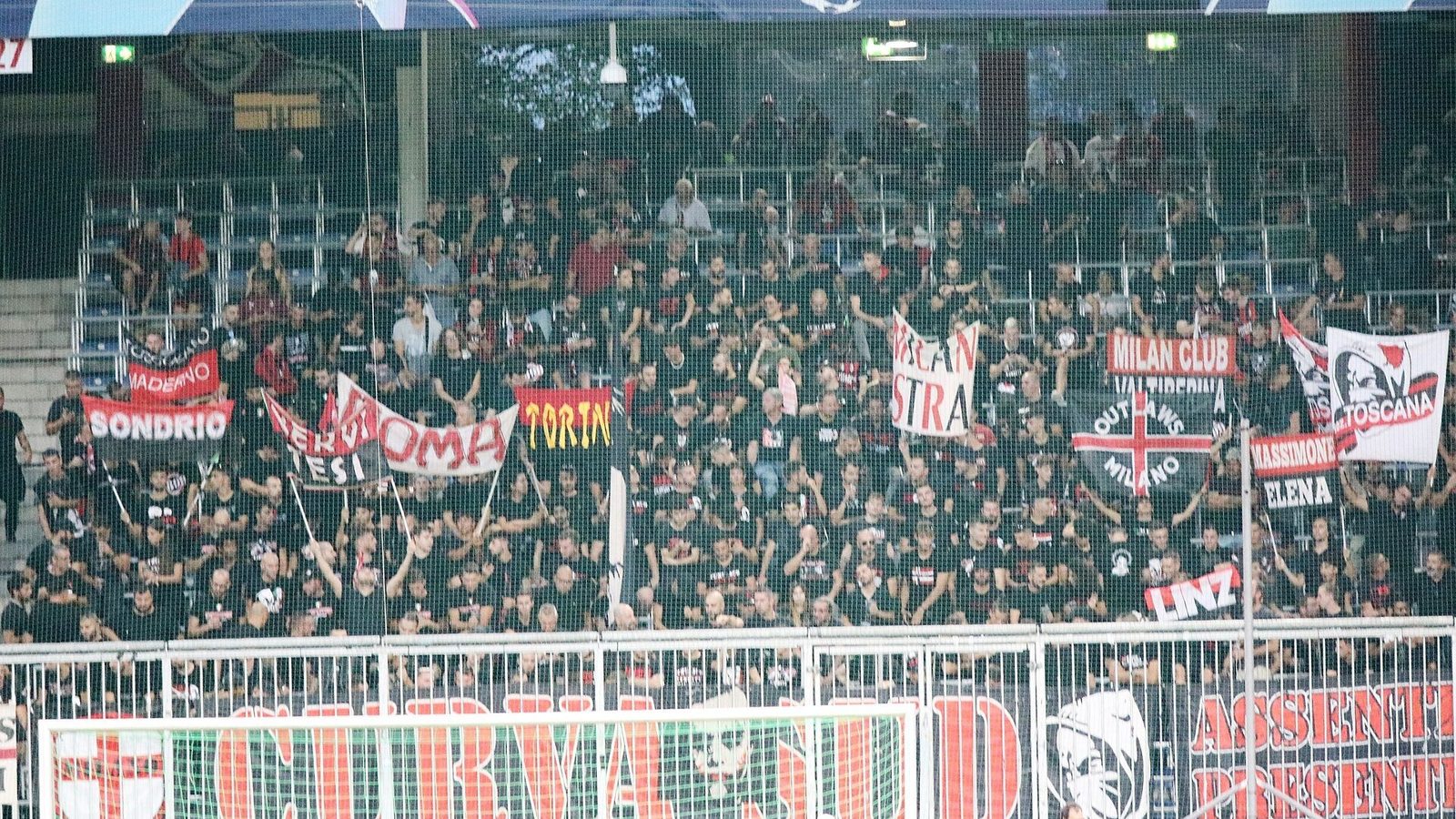 Milanin kannattajia vieraskatsomossa Salzburgissa