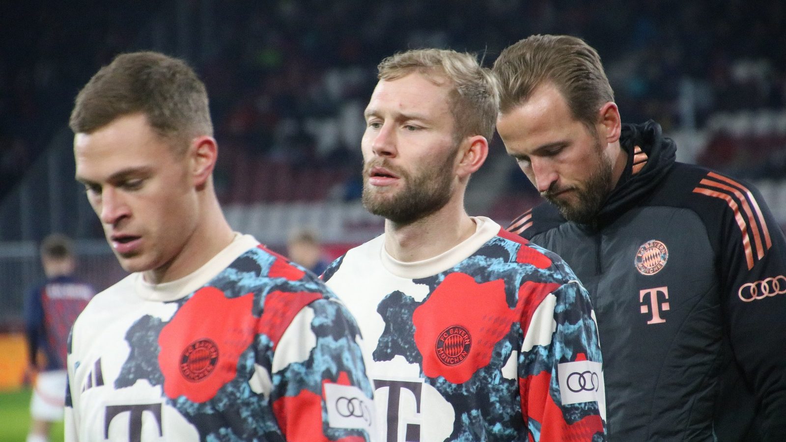 Harry Kane Bayern Münchenin lämmittelytakissa harjoitusottelussa Red Bull Salzburgia vastaan tammikuussa 2025.