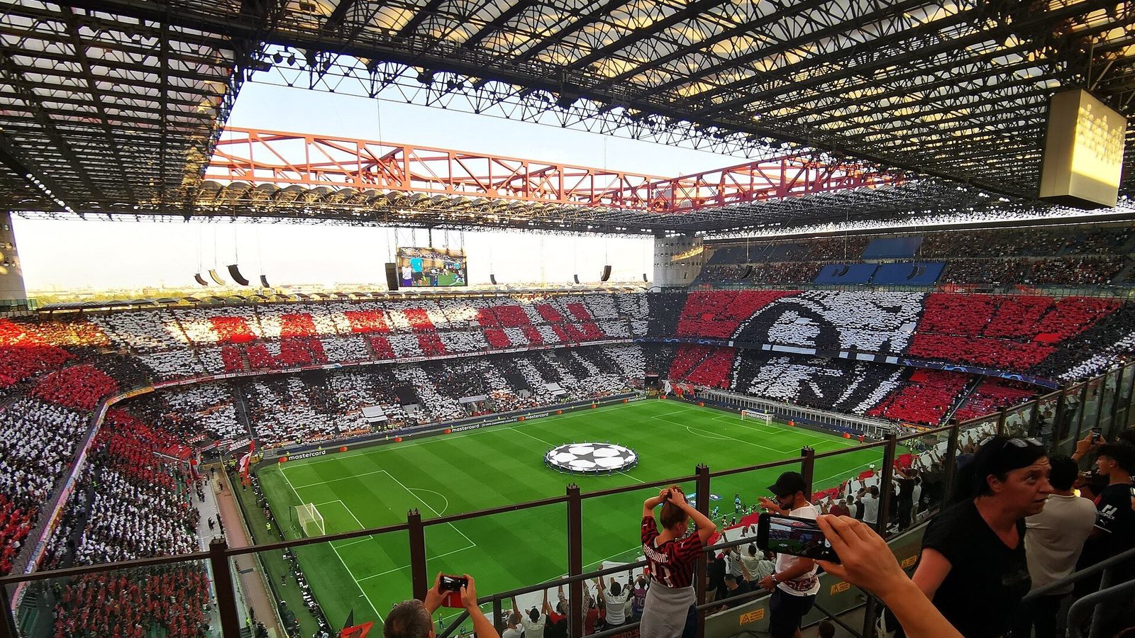 Milanin kannattajien koreografia San Sirolla