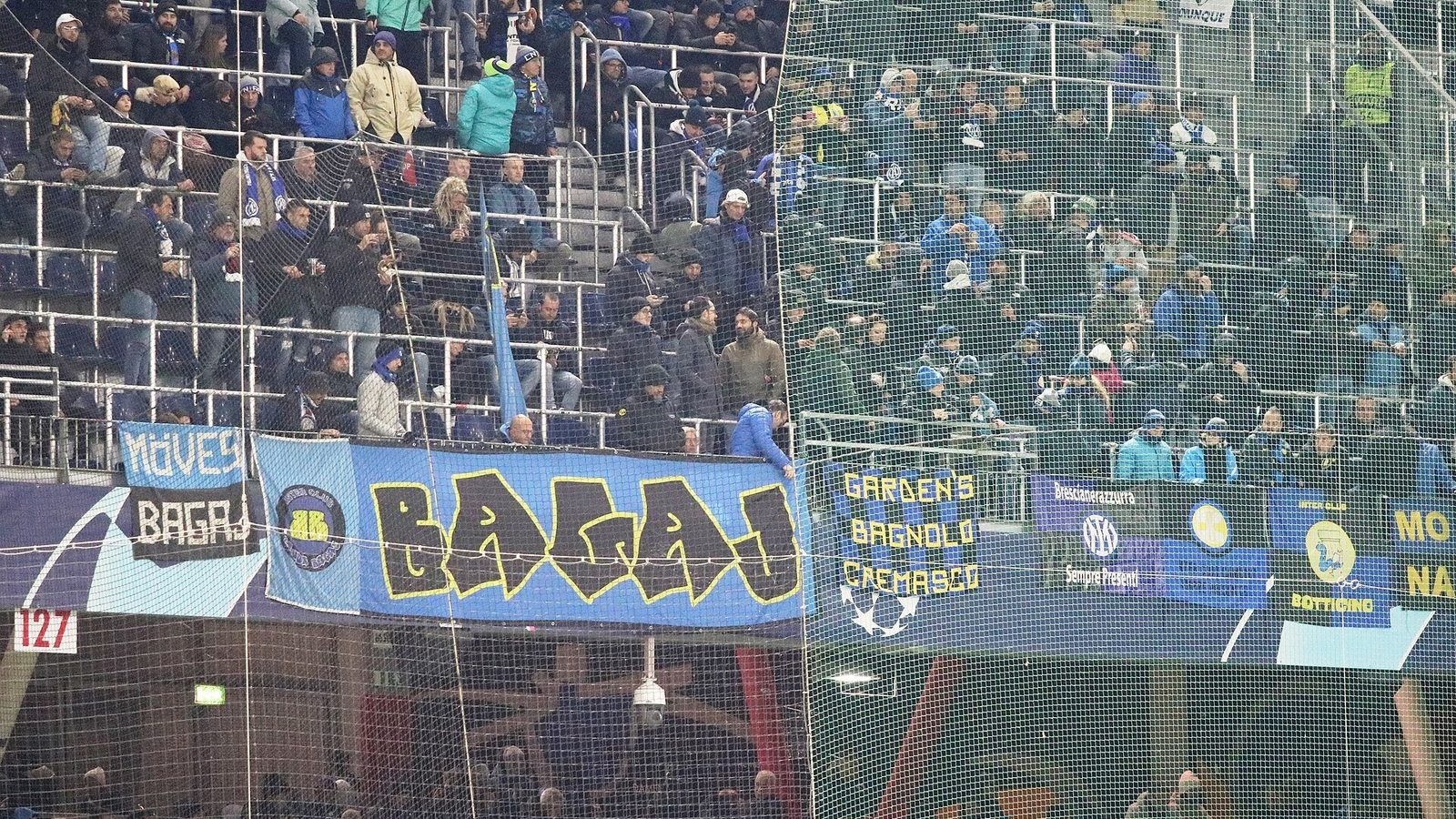 Interin kannattajia vieraskatsomossa Salzburgissa