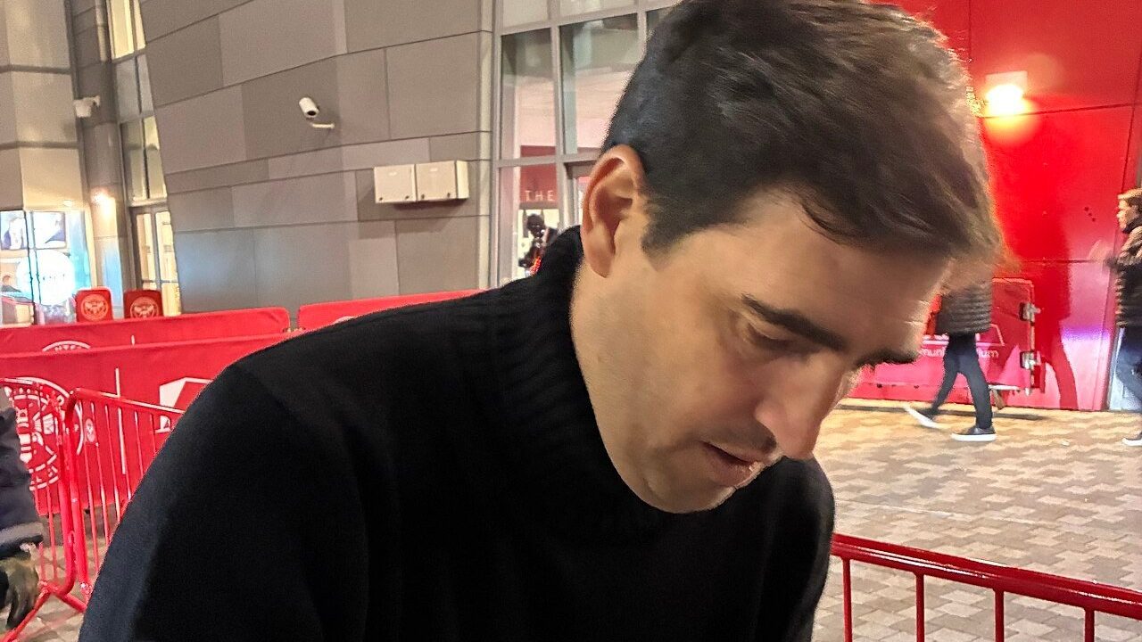 Andoni Iraola Brentfordissa joulukuussa 2025, tuolloin vielä Bournemouthin valmentajana