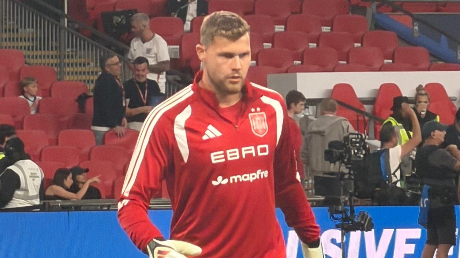 Josep Martínez (Espanja), lämmittelyssä Espanjan maajoukkueen asussa Wembleyllä