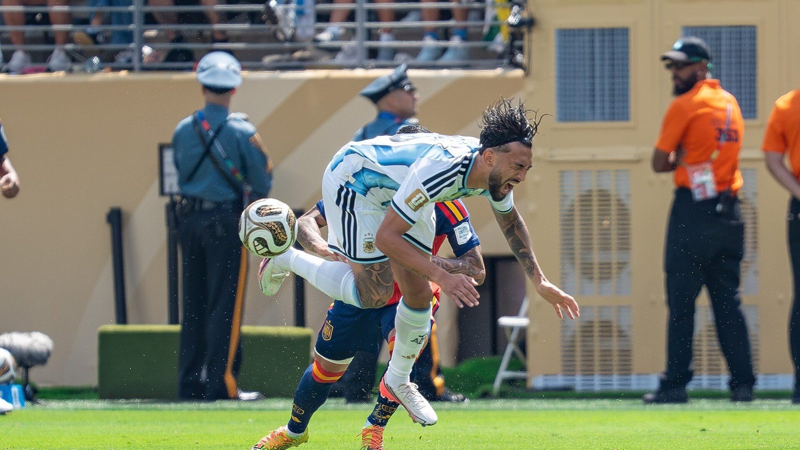 Nico González kaatuu kaksinkamppailussa Argentiinan paidassa MM-finaalissa