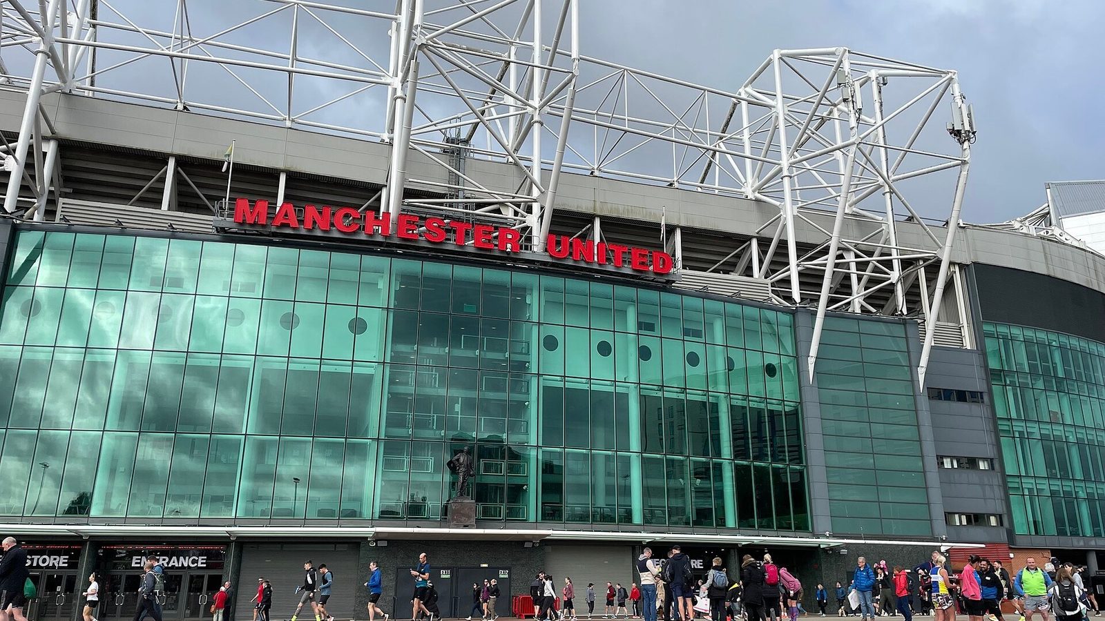 Old Trafford (Man United), Old Traffordin ulkopuoli