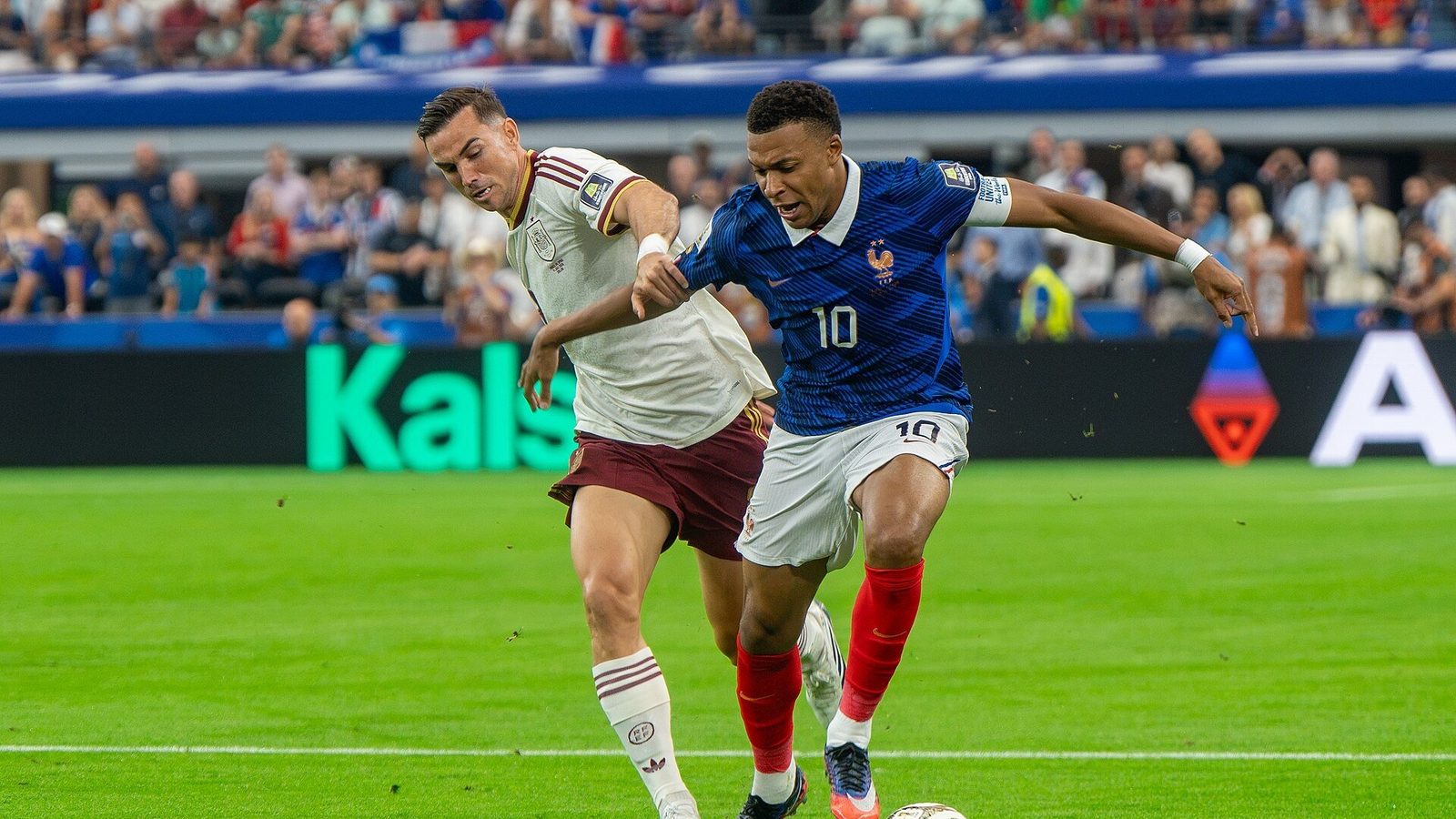 Kylian Mbappé (Ranska), pallon kanssa MM-kisoissa