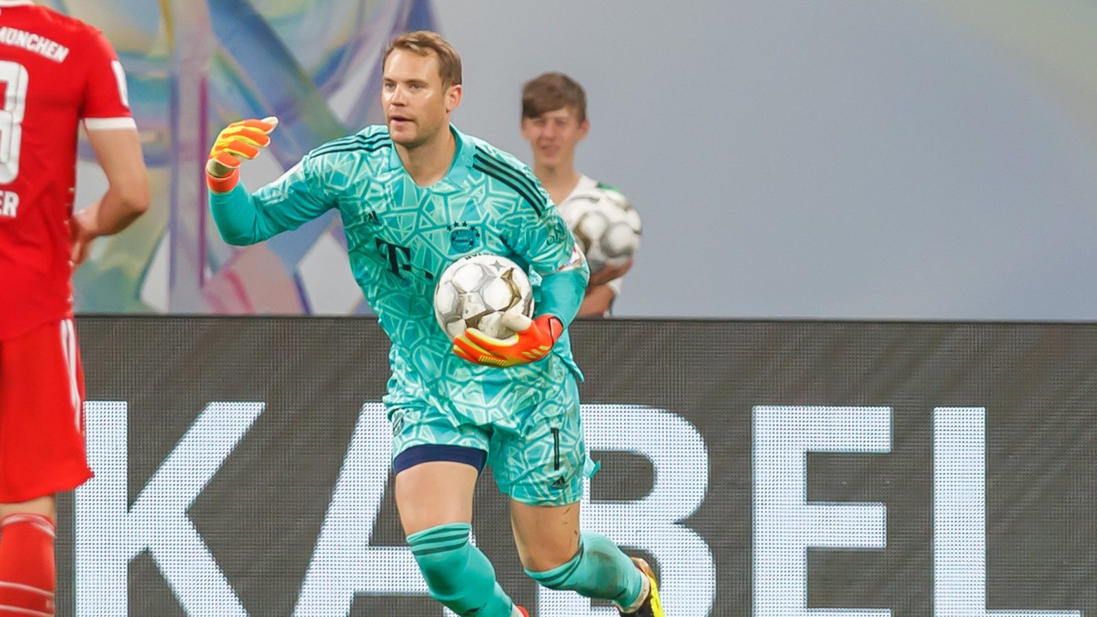 Manuel Neuer pallo kädessään Bayern Münchenin maalilla DFL-Supercupissa RB Leipzigia vastaan heinäkuussa 2022.