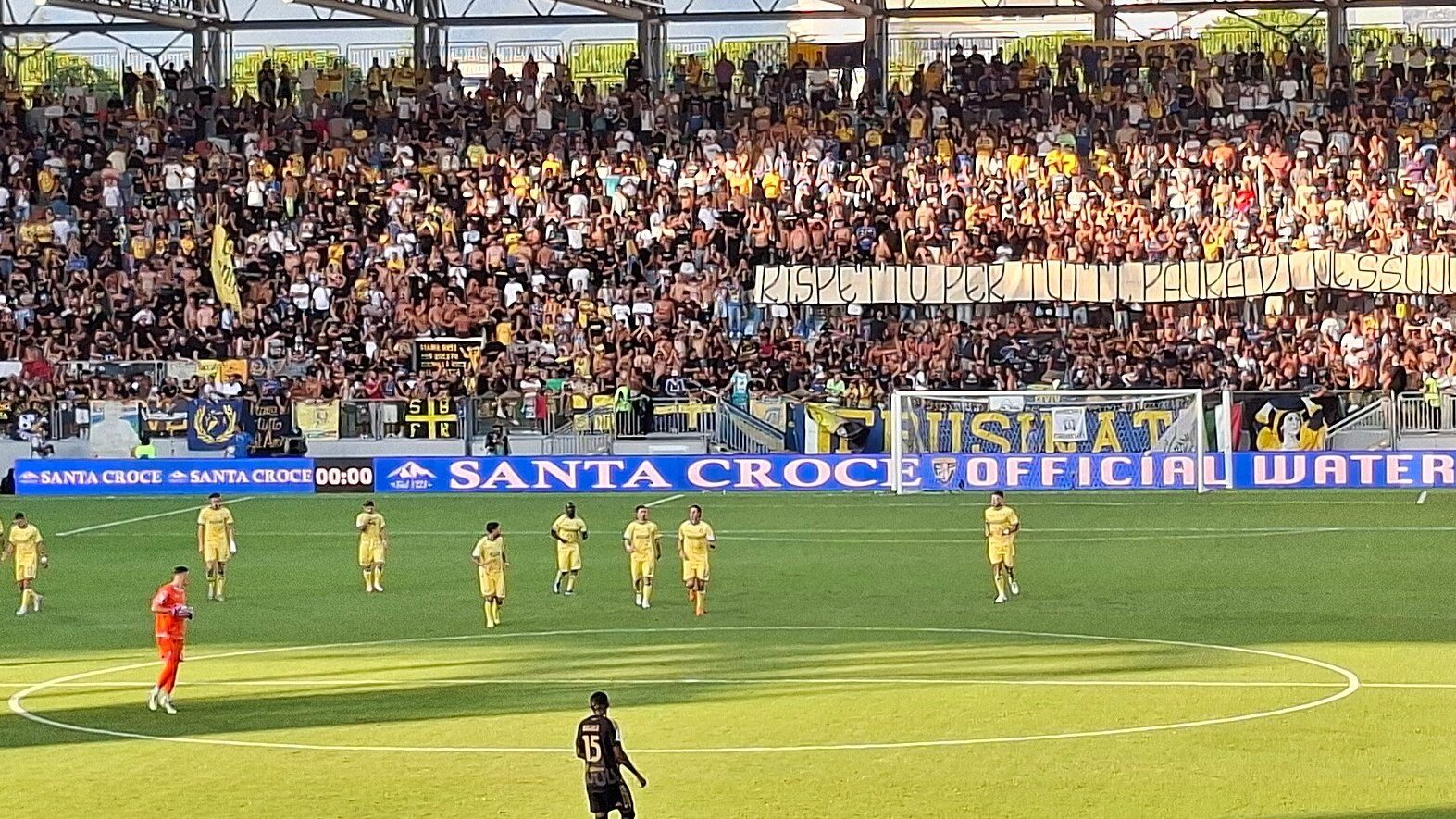 Frosinonen pelaajat kentällä ja kannattajat Stirpe-stadionin pohjoiskaarteessa