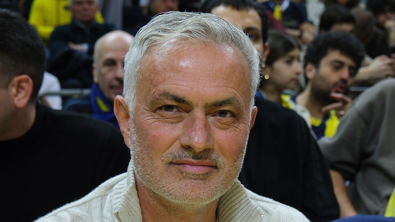 José Mourinho katsomossa, edessään kamera