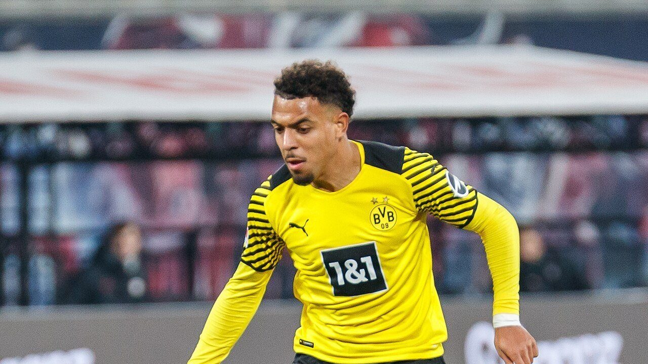 Donyell Malen (Dortmund), pallon kanssa vuonna 2021