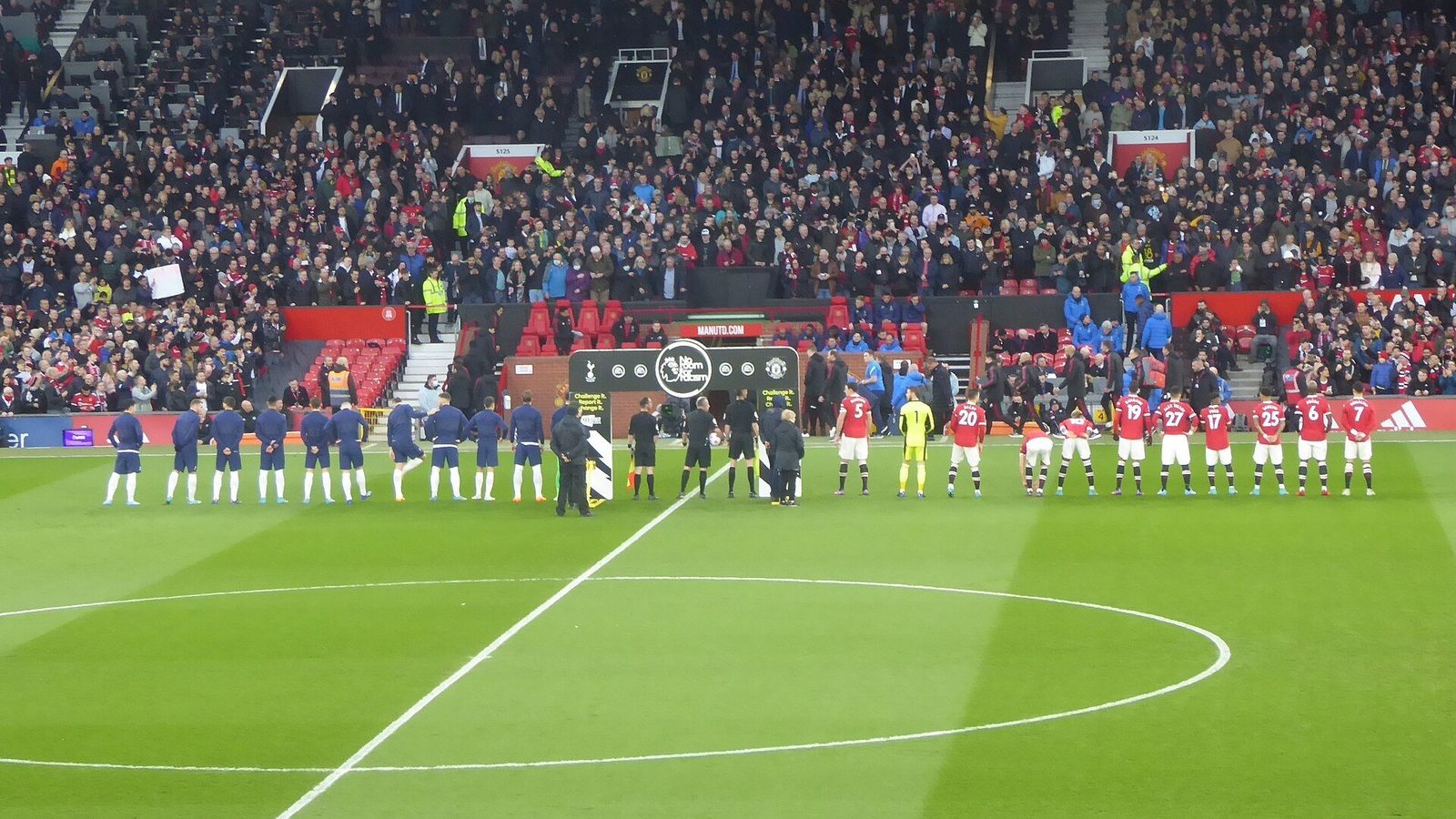 Manchester United ja Tottenham Old Traffordilla ennen ottelua maaliskuussa 2022
