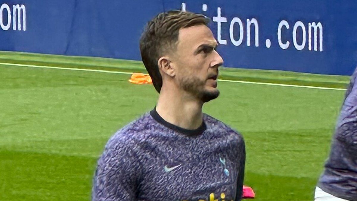 Tottenhamin James Maddison lämmittelee ennen ottelua