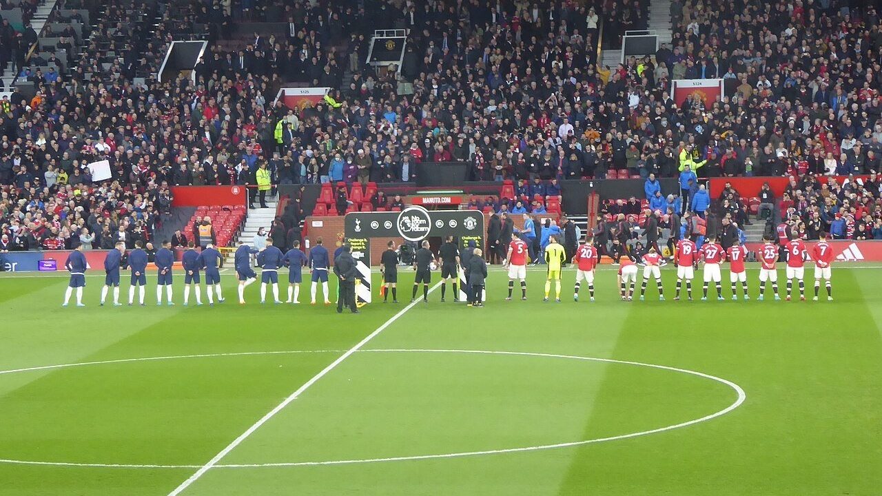 Manchester United ja Tottenham rivissä ennen ottelua Old Traffordilla